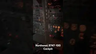 The cockpit of a Northwest 747-100 in the Smithsonian Air & Space Museum 👍
