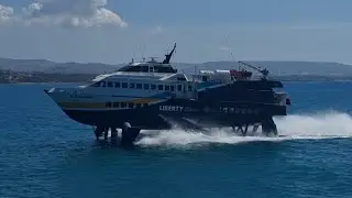 Aliscafo Adriana M in entrata (in volo) nel porto di Porto Empedocle