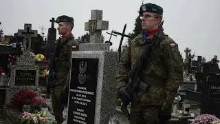 Dąbrowa Białostocka. Zbiorowa mogiła żołnierzy Wojska Polskiego odsłonięta i poświęcona