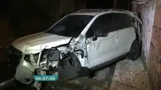 Carro despenca de viaduto no Centro de SP e fere mulher