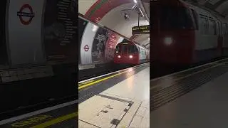 London Underground 1972 stock at picadilly circus 1/12/2025 #shortsfeed #shorts #london #2025 #train