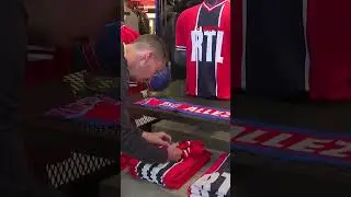 Le PSG r&eacute;&eacute;dite le maillot sigl&eacute; RTL de 1975