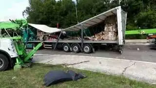 dépannage Wibault : manutention (vidage) relevage et remorquage d'un camion couché.