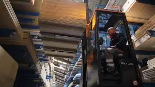 Intralogística en Ferretería & Bricolaje: LAMIPLAST usa la carretilla multidireccional de HUBTEX