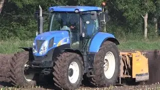 Spitten met New Holland T6030 + SELVATICI 3 Mtr.