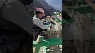 Мастерица в Непале вручную делает шарф на ткацком станке. Муктинатх, Непал