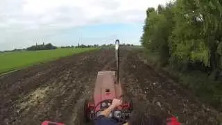 Ma&iuml;sland lostrekken met de IH 1566