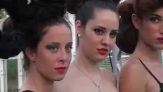 Musica Dance Discoteca e Ragazze Hair Styling Bordo Piscina