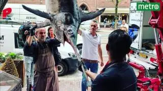 Restaurant takelt enorme zwaardvis naar binnen