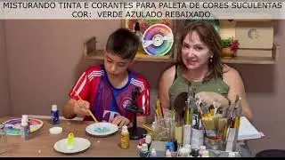 MISTURANDO TINTA BRANCA E CORANTES PARA FAZER A COR VERDE AZULADO DA PALETA DE CORES SUCULENTAS