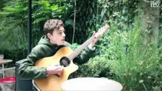 Luke Lalonde sings Retard Canard acoustic in Paris