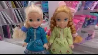 Малыши Эльза и Анна играют в канцелярские магазины