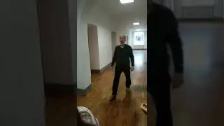 Преподаватель МГЛУ общается с протестующими студентами. 26.10.2020