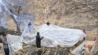 Nomadic life in a cave | 🌧️ Caught by heavy rain and fighting for survival