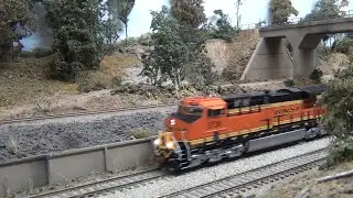 Scale Trains GE ET44C4 BNSF Freight Train