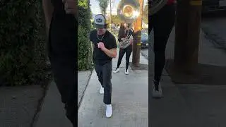Я нанял тубу, чтобы играть музыку, когда я иду.