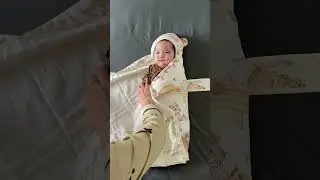 Baby bag packaging method. Newborn baby is born with a sense of security and warm feeling.