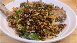 香辣美味的干烧鱼 / Decnet hot&spicy dry roasted fish