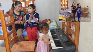 Mi hijo Nico feliz por su nueva ropita que le hemos comprado 