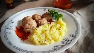 ALBONDIGAS de SEPIA en SALSA de PIQUILLOS y PURÉ de PATATAS