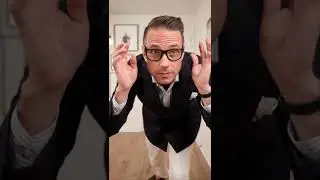 Двубортный пиджак с белыми джинсами