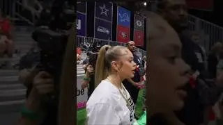 Латто был замечен флиртующим и потягивающим напиток с Димасом Толлинчи на матче по американскому ...