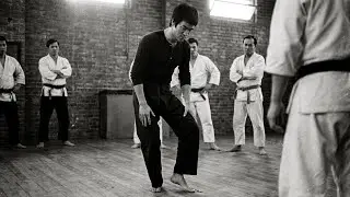 Cómo el “Truco Estúpido” en el Dedo de Bruce Lee Convirtió la Patada en un Arma de 1 Tonelada