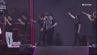 Seungri surprised daesung on his bday in his D Lite concert😉😉😉awww he's so sweet😆😆😆