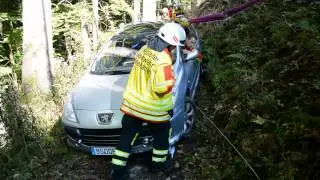 Frau f&auml;hrt sich auf schmalen Waldweg mit dem Auto fest - Feuerwehr befreit Touristin aus Wald