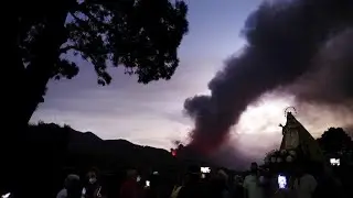 Piroclasti grandi come camion scivolano sui pendii del vulcano Cumbre Vieja