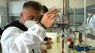 Tra i banchi di scuola si studia l'arte del bere