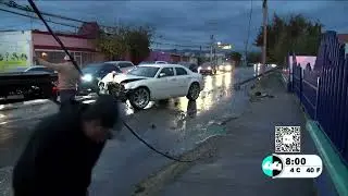Conductor se impacta contra poste de met&aacute;l