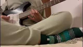 Играю на подержанной гитаре Fender Squier Stratocaster с неисправным 10-ваттным усилителем, чтобы...