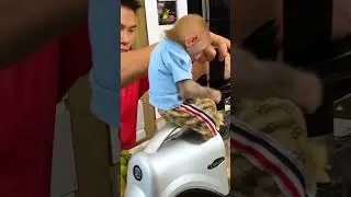 Baby monkey drinks fruit juice with dad #shorts #funny #monkeybaby #monkeybibi #smartmoney