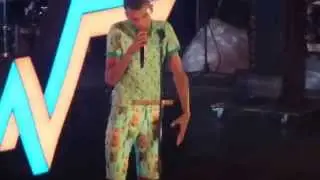 Omar Sy chante papaoutai au concert de stromae aux arènes de Nîmes