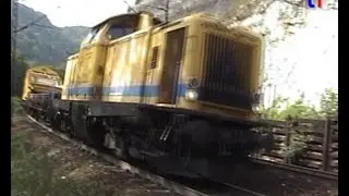 BR 213 mit langem Bauzug, Geislinger Steige aufw&auml;rts, 20.09.2009.