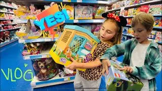 VLOG. Ева и Сева Kids едут с мамой в супер огромный магазин игрушек выбирать подарки. Распаковка