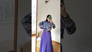 Monochrome pleated skirt with belt