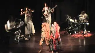 VALENTIN ITURAT plays with FLAVIA ENNE and dancers NATALI CAMONEZ and LUCYANNA PETTENGILL,song: Dor
