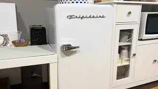Retro Mini Frigidaire &ndash; Stylish Compact Refrigerator for Home, Dorm, or Office
