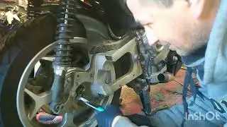 Piaggio Mp3 500 demontaż tylniego koła poradnik nr4