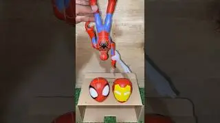 Выбирает голову Человека-паука #marveltoys #superhero #fypp