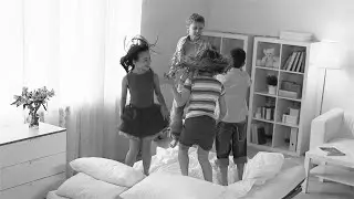 Niños saltando en la cama