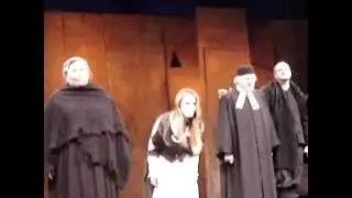Saludo final elenco Brujas de Salem