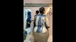 Mother's daily vlog at night trying on clothes while having dinner