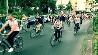 Demonstration of cyclists takes thousands to the streets of Berlin.  #CriticalMass #Berlim