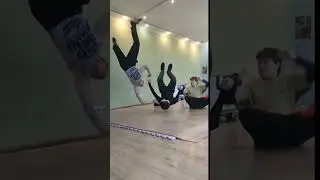 прыжки 😍😍#брейкданс #breakdance #powermove #combo #повермув #dance #танец #тренировка #шутка #прикол