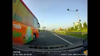Hú vía tình huống xe Phương Trang cắt mặt ép xe đi vào lối rẽ tại Cần Thơ sáng mùng 1 Tết.