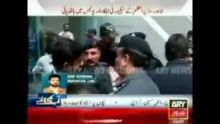 Brawl between Police and PM security guard in Lahore
