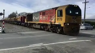 DL 9170 on log train 643 passing through Carterton